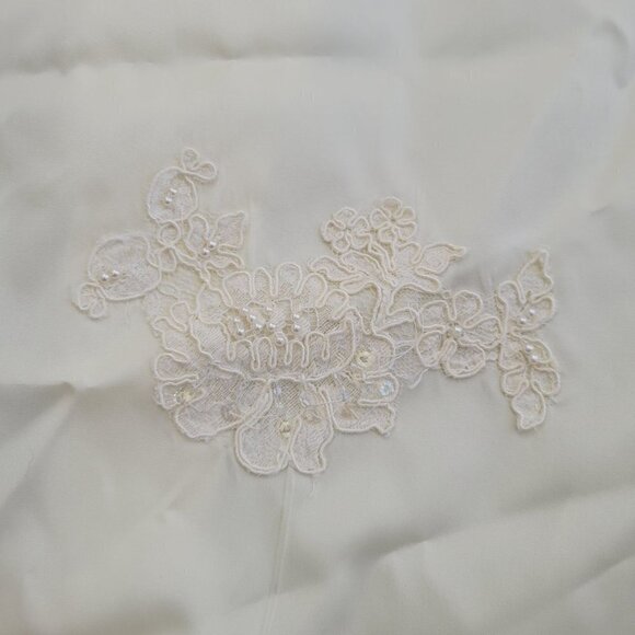 Fantastic Vintage Lace, Satin, Buttons, and puffy sleeves - Picture 14 of 16